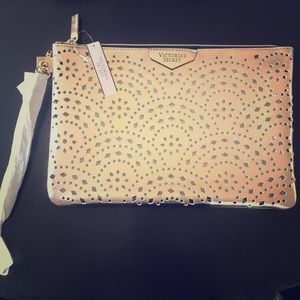 Victoria's Secret Bags - NWT ROSE GOLD VICTORIAS SECRET LARGE WRISTLET Victoria's Secret Bags - NWT ROSE GOLD VICTORIAS SECRET LARGE WRISTLET